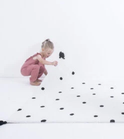 Tapis Minima Lilipinso 120x170cm -Lilipinso Déco Soldes Boutique minima tapis enfant a pois noir 2